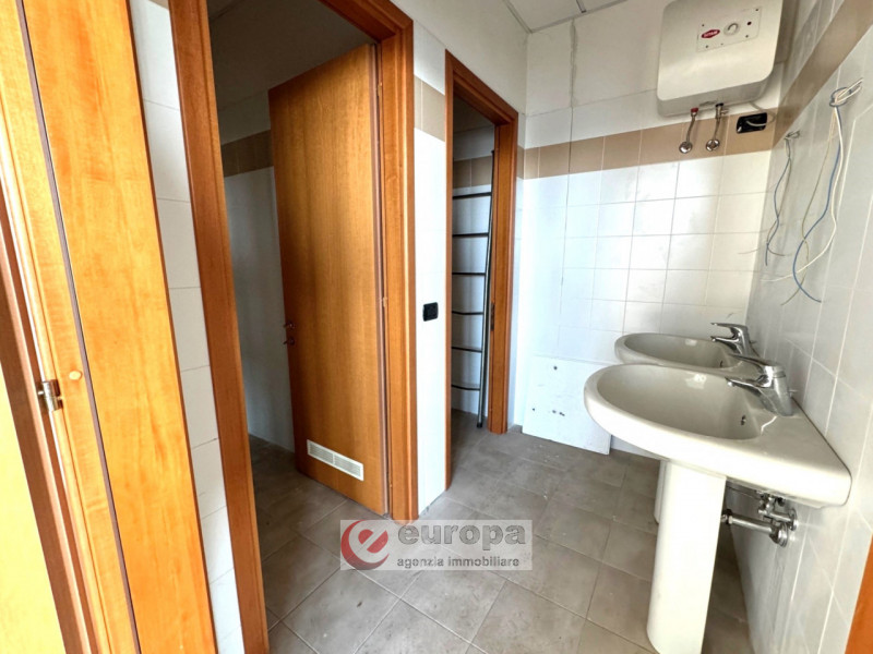 CORREGGIO (RE): in zona Piazzale Riccardo Finzi, comoda al casello autostradale di CARPI e nelle ...