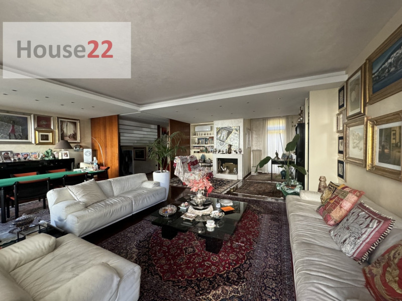 Esclusivo ATTICO IN CENTRO STORICO, situato nella magnifica città di Vicenza, nota per la sua arc...