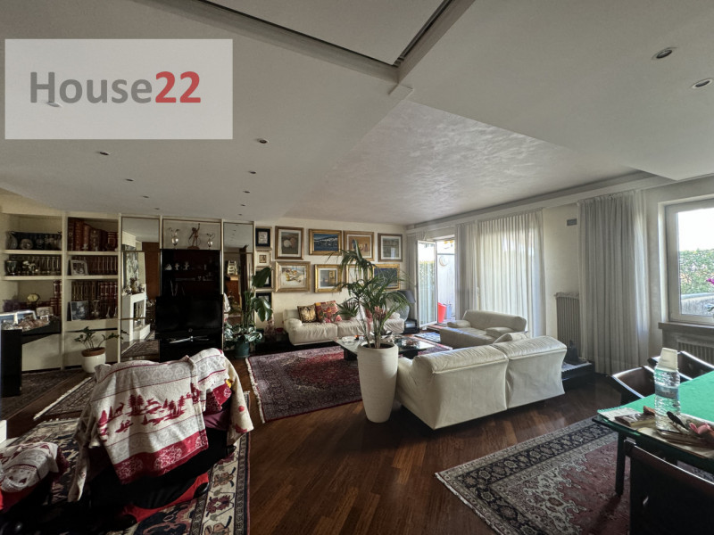 Esclusivo ATTICO IN CENTRO STORICO, situato nella magnifica città di Vicenza, nota per la sua arc...