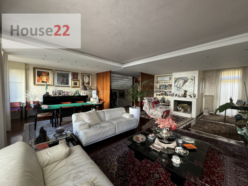 Esclusivo ATTICO IN CENTRO STORICO, situato nella magnifica città di Vicenza, nota per la sua arc...