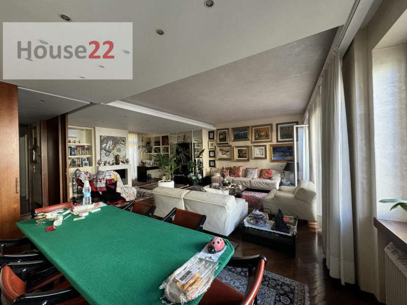 Esclusivo ATTICO IN CENTRO STORICO, situato nella magnifica città di Vicenza, nota per la sua arc...