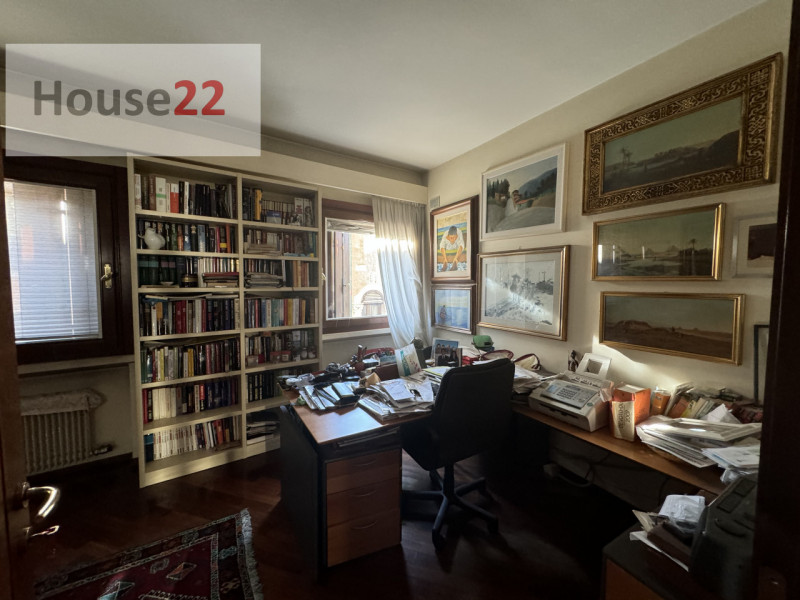 Esclusivo ATTICO IN CENTRO STORICO, situato nella magnifica città di Vicenza, nota per la sua arc...