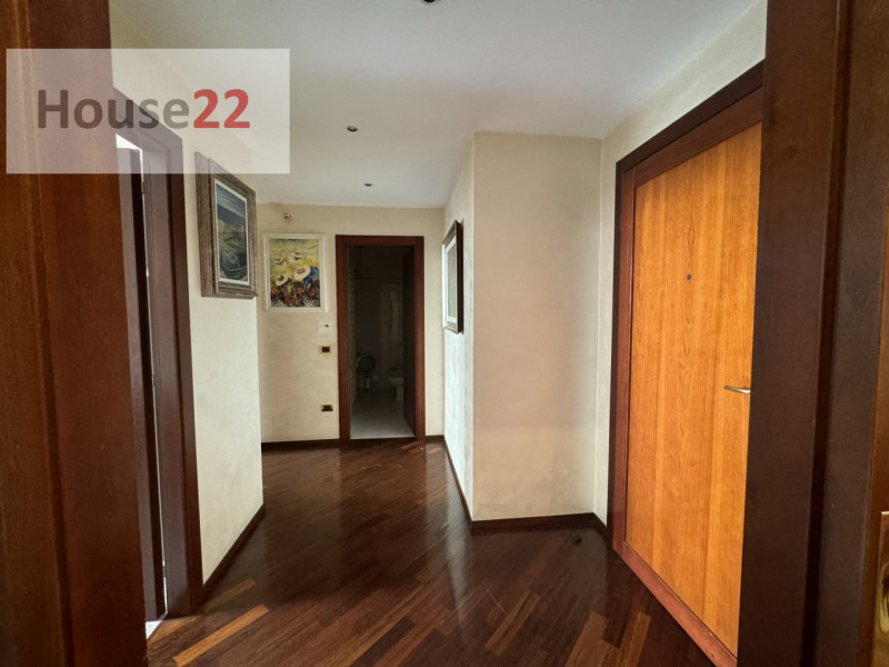 Esclusivo ATTICO IN CENTRO STORICO, situato nella magnifica città di Vicenza, nota per la sua arc...