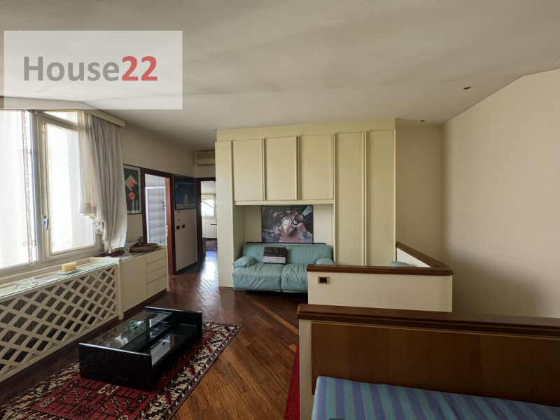 Esclusivo ATTICO IN CENTRO STORICO, situato nella magnifica città di Vicenza, nota per la sua arc...