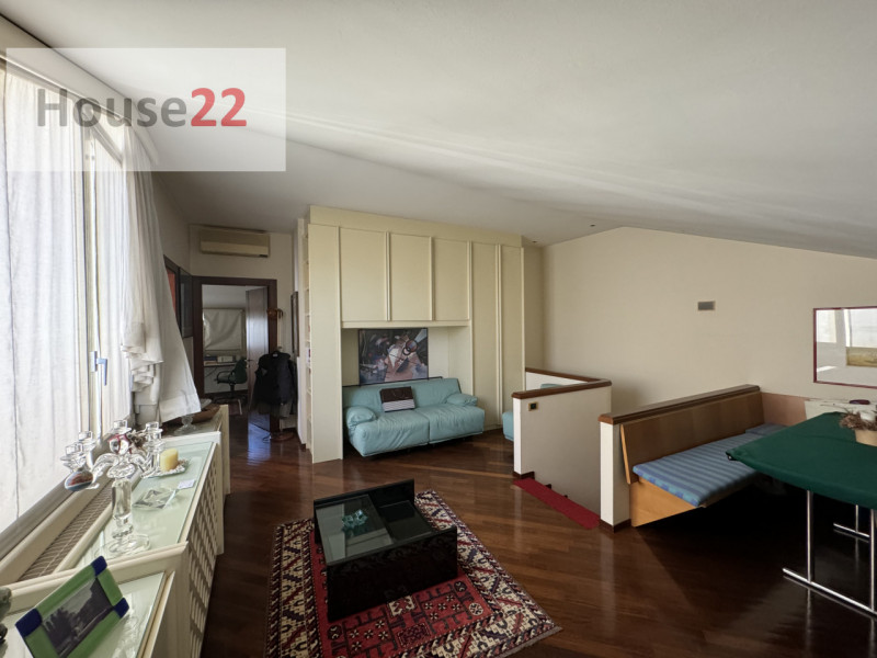 Esclusivo ATTICO IN CENTRO STORICO, situato nella magnifica città di Vicenza, nota per la sua arc...