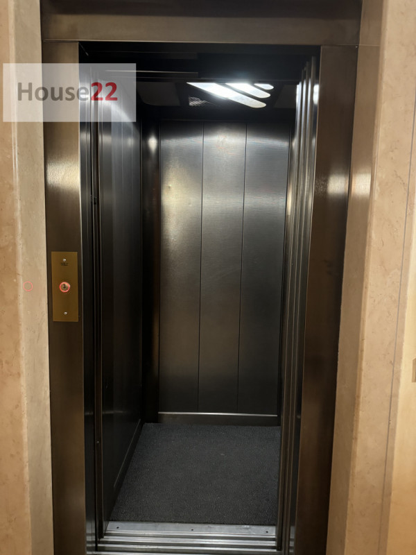 Esclusivo ATTICO IN CENTRO STORICO, situato nella magnifica città di Vicenza, nota per la sua arc...