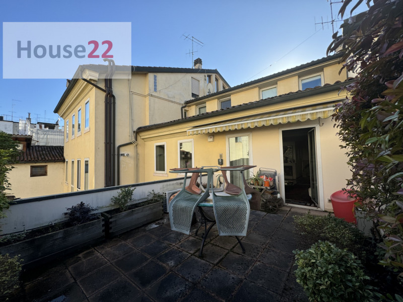 Esclusivo ATTICO IN CENTRO STORICO, situato nella magnifica città di Vicenza, nota per la sua arc...