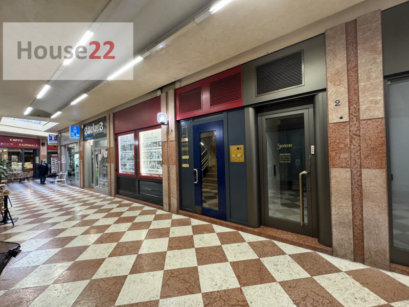 Esclusivo ATTICO IN CENTRO STORICO, situato nella magnifica città di Vicenza, nota per la sua arc...