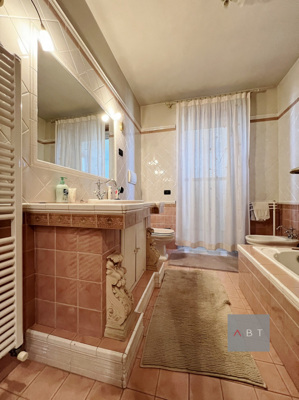 Casa singola con possibilità di divisione in due unità abitative e composta di: ingresso, cucina,...