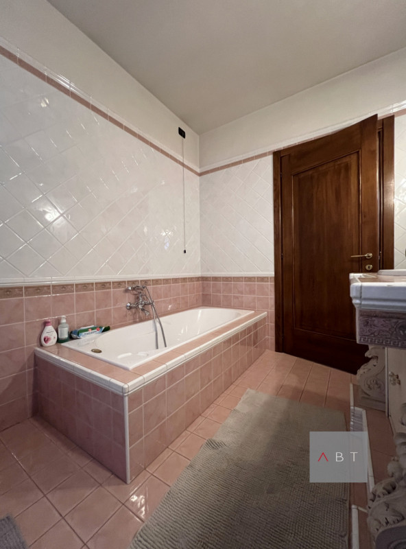 Casa singola con possibilità di divisione in due unità abitative e composta di: ingresso, cucina,...