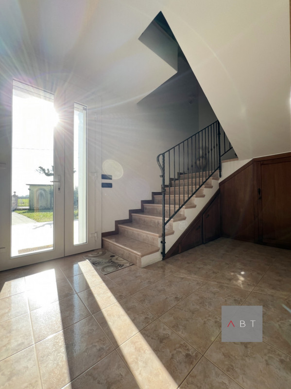 Casa singola con possibilità di divisione in due unità abitative e composta di: ingresso, cucina,...