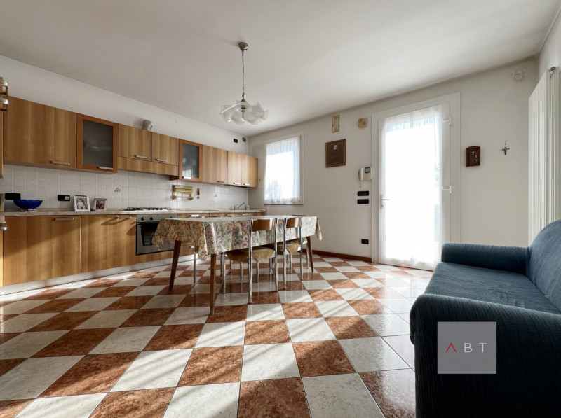 Casa singola con possibilità di divisione in due unità abitative e composta di: ingresso, cucina,...