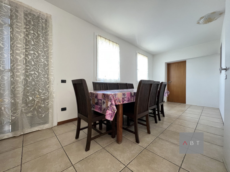 Casa singola con possibilità di divisione in due unità abitative e composta di: ingresso, cucina,...