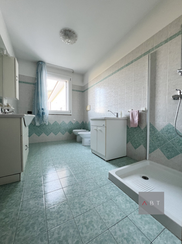 Casa singola con possibilità di divisione in due unità abitative e composta di: ingresso, cucina,...