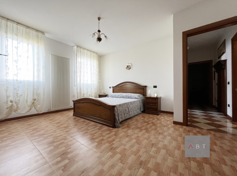 Casa singola con possibilità di divisione in due unità abitative e composta di: ingresso, cucina,...