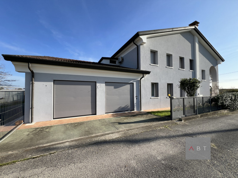 Casa singola con possibilità di divisione in due unità abitative e composta di: ingresso, cucina,...