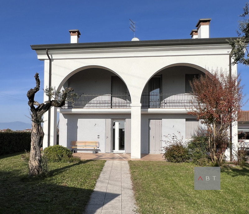 Casa singola con possibilità di divisione in due unità abitative e composta di: ingresso, cucina,...