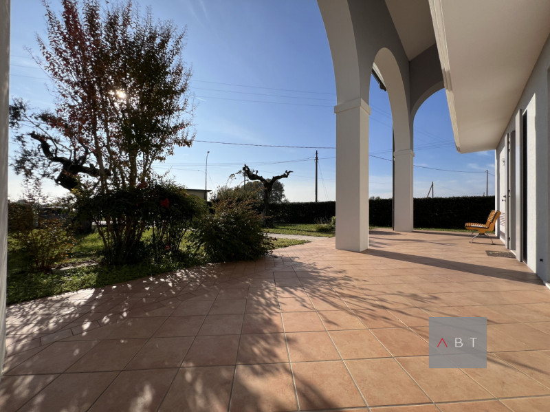 Casa singola con possibilità di divisione in due unità abitative e composta di: ingresso, cucina,...