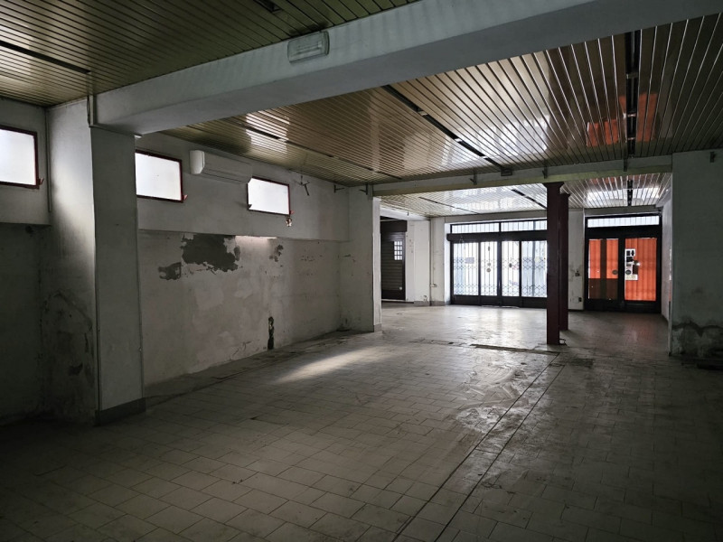 PADOVA - ZONA DUOMO: 
Con una superficie totale di circa 550 mq, questo immobile presenta grandi ...