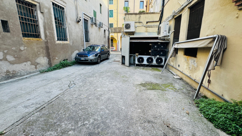 PADOVA - ZONA DUOMO: 
Con una superficie totale di circa 550 mq, questo immobile presenta grandi ...