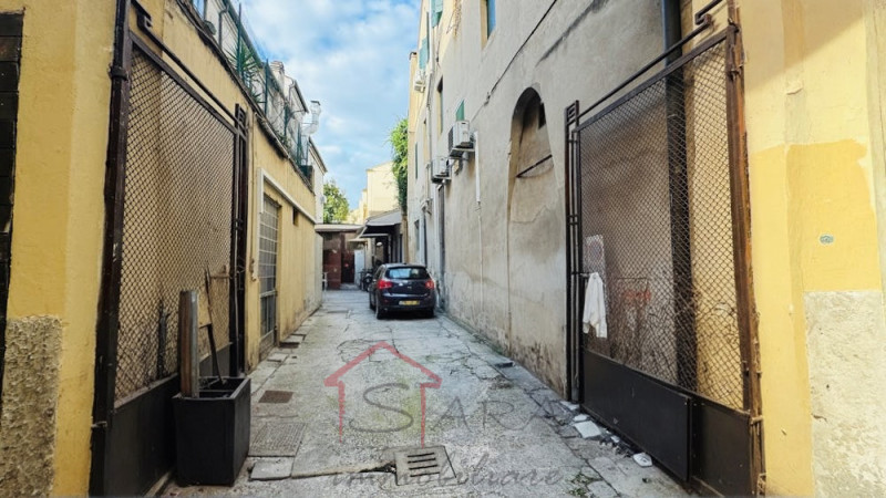 PADOVA - ZONA DUOMO: 
Con una superficie totale di circa 550 mq, questo immobile presenta grandi ...