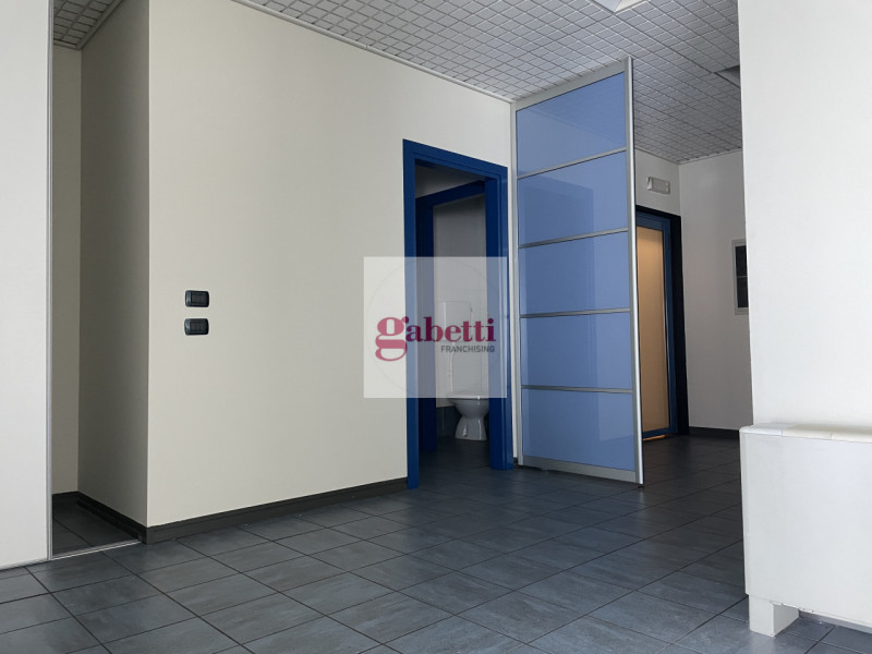 RUBANO visibile dalla strada regionale 11, proponiamo in vendita ufficio di 140 metri quadrati, i...