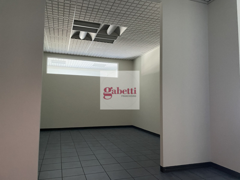 RUBANO visibile dalla strada regionale 11, proponiamo in vendita ufficio di 140 metri quadrati, i...