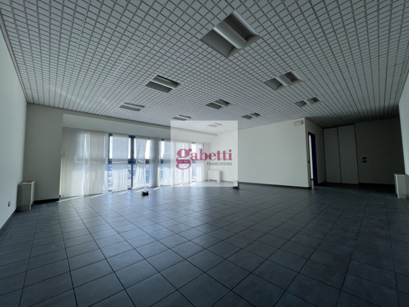 RUBANO visibile dalla strada regionale 11, proponiamo in vendita ufficio di 140 metri quadrati, i...