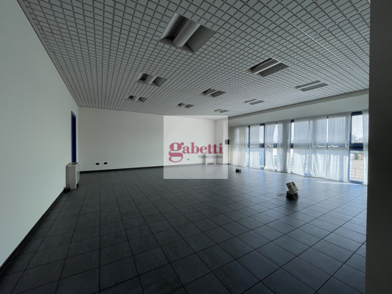 RUBANO visibile dalla strada regionale 11, proponiamo in vendita ufficio di 140 metri quadrati, i...