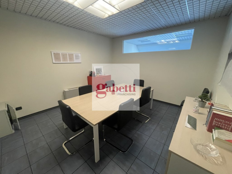 RUBANO visibile dalla strada regionale 11, proponiamo in locazione ufficio di 140 metri quadrati,...