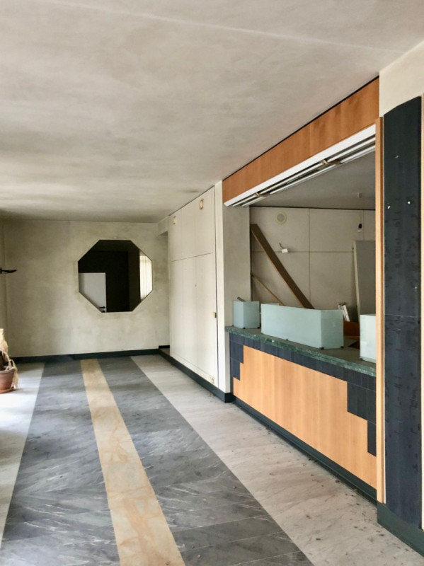 A Zermeghedo, in Piazza Regaù, proponiamo un ampio locale commerciale su due livelli, perfetto pe...