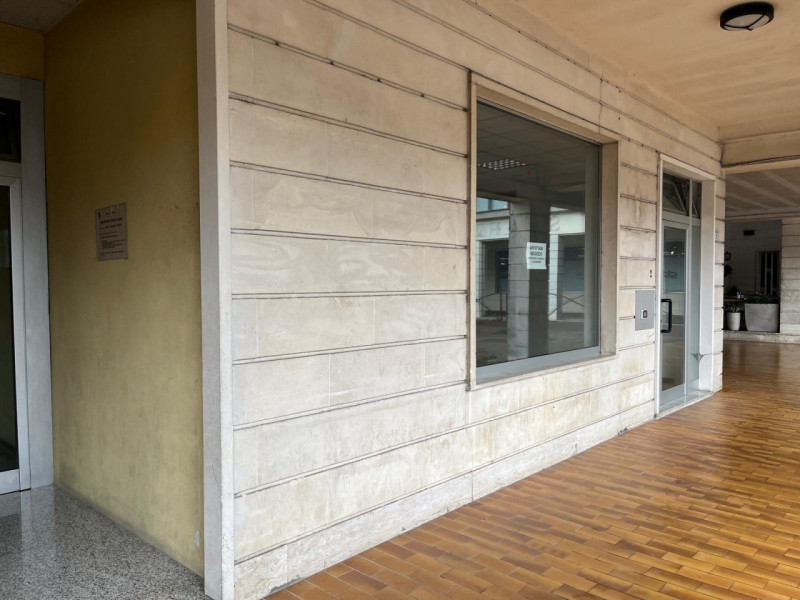 A Brendola, in Piazza del Mercato, proponiamo un ampio locale commerciale al piano terra con ingr...