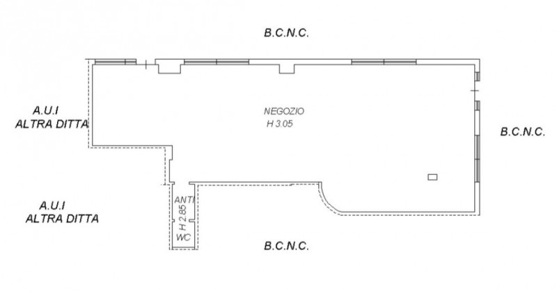 A Brendola, in Piazza del Mercato, proponiamo un ampio locale commerciale al piano terra con ingr...