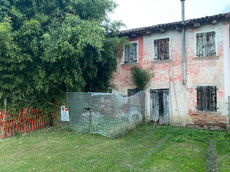 (Per INFO 3316190143) A Castelminio di Resana proponiamo in vendita rustico da ristrutturare di c...