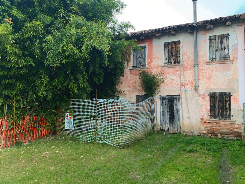 (Per INFO 3316190143) A Castelminio di Resana proponiamo in vendita rustico da ristrutturare di c...