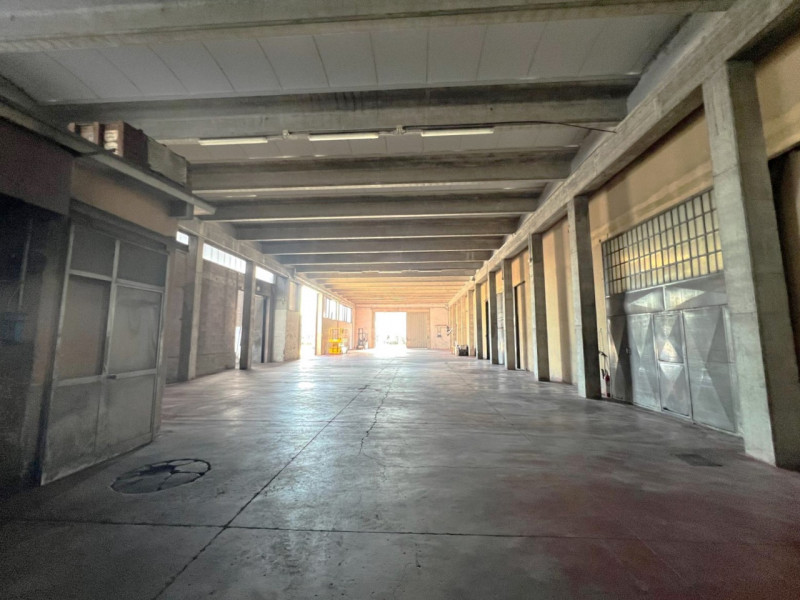 In zona industriale, comoda all'ingresso di tangenziale e autostrada, si propone porzione di capa...