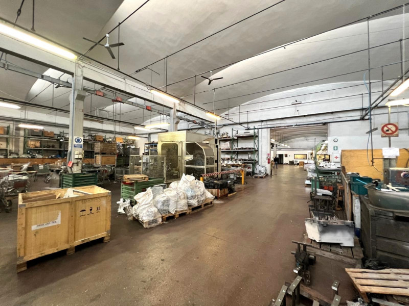 In zona industriale, comoda all'ingresso di tangenziale e autostrada, si propone porzione di capa...