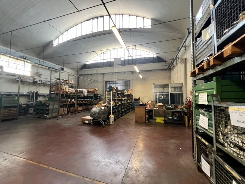 In zona industriale, comoda all'ingresso di tangenziale e autostrada, si propone porzione di capa...