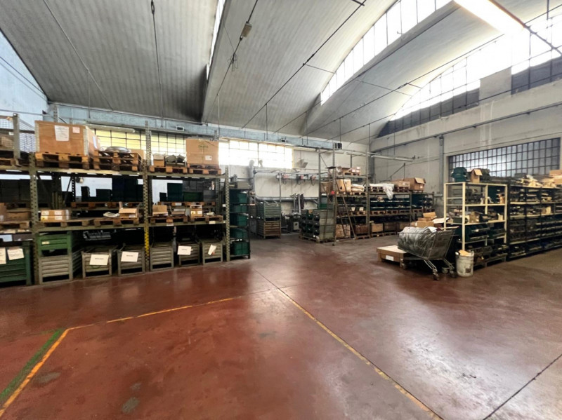 In zona industriale, comoda all'ingresso di tangenziale e autostrada, si propone porzione di capa...