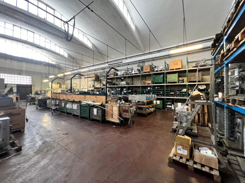 In zona industriale, comoda all'ingresso di tangenziale e autostrada, si propone porzione di capa...