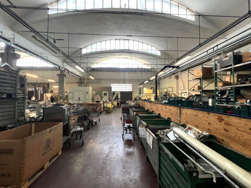 In zona industriale, comoda all'ingresso di tangenziale e autostrada, si propone porzione di capa...