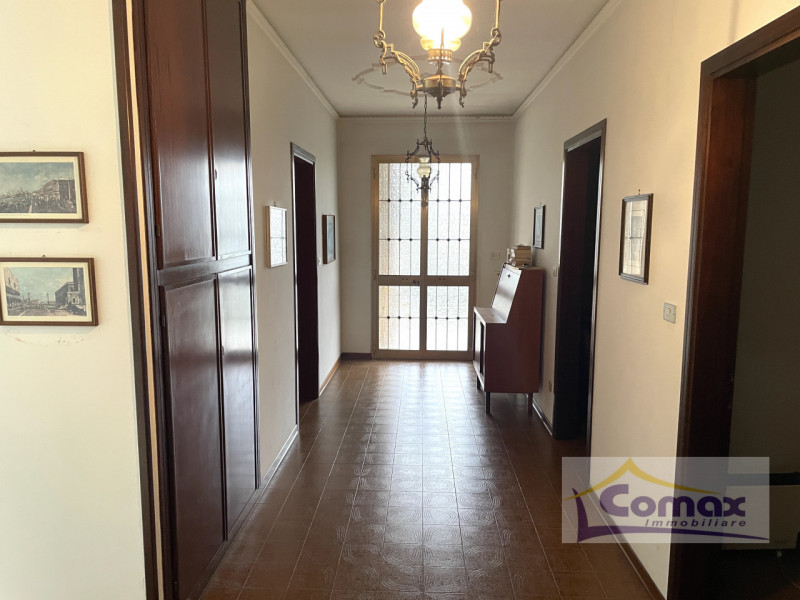 Scopri questa splendida casa singola situata nel cuore di Saccolongo, un'opportunità imperdibile ...