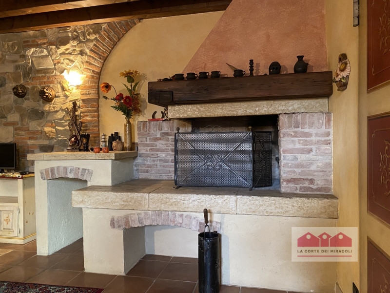 COLCERESA: CURATISSIMA VILLA DISPOSTA SU TRE LIVELLI PIU' SOFFITTA CON FINITURE DI LUSSO: 5 CAMER...