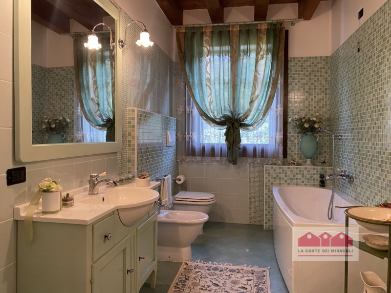 COLCERESA: CURATISSIMA VILLA DISPOSTA SU TRE LIVELLI PIU' SOFFITTA CON FINITURE DI LUSSO: 5 CAMER...