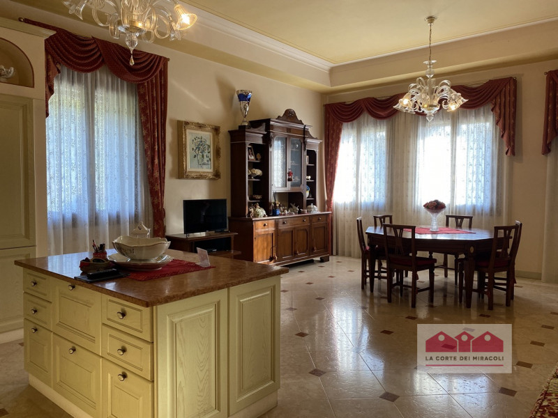 COLCERESA: CURATISSIMA VILLA DISPOSTA SU TRE LIVELLI PIU' SOFFITTA CON FINITURE DI LUSSO: 5 CAMER...