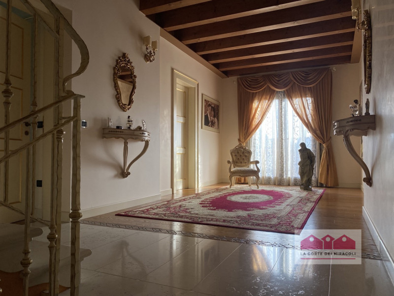 COLCERESA: CURATISSIMA VILLA DISPOSTA SU TRE LIVELLI PIU' SOFFITTA CON FINITURE DI LUSSO: 5 CAMER...