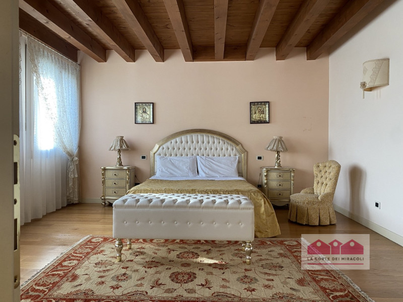 COLCERESA: CURATISSIMA VILLA DISPOSTA SU TRE LIVELLI PIU' SOFFITTA CON FINITURE DI LUSSO: 5 CAMER...