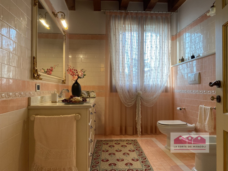 COLCERESA: CURATISSIMA VILLA DISPOSTA SU TRE LIVELLI PIU' SOFFITTA CON FINITURE DI LUSSO: 5 CAMER...