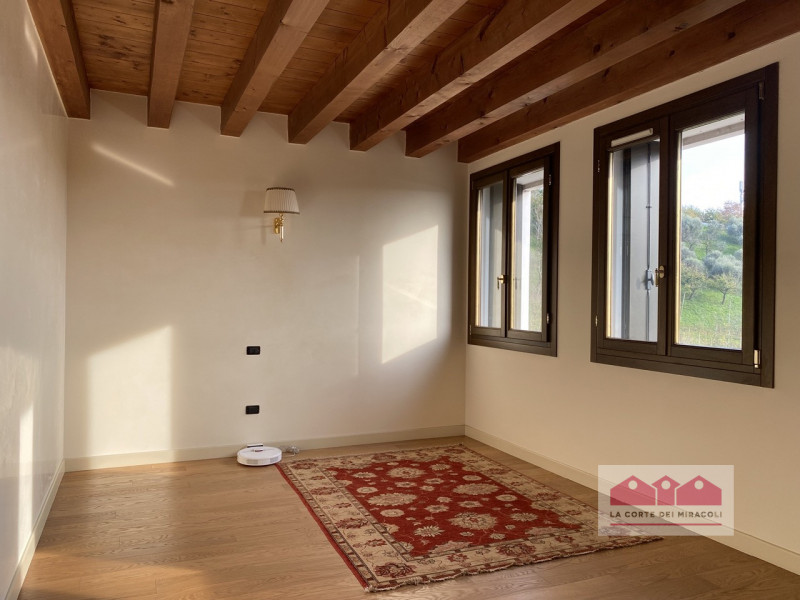 COLCERESA: CURATISSIMA VILLA DISPOSTA SU TRE LIVELLI PIU' SOFFITTA CON FINITURE DI LUSSO: 5 CAMER...