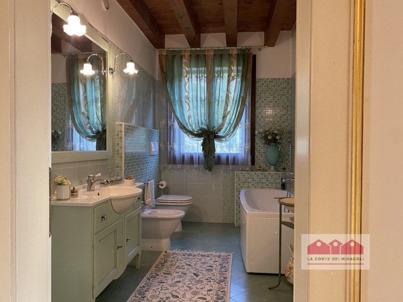 COLCERESA: CURATISSIMA VILLA DISPOSTA SU TRE LIVELLI PIU' SOFFITTA CON FINITURE DI LUSSO: 5 CAMER...